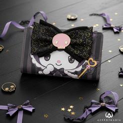 Brilla el lado más travieso de Sanrio con la Cartera 20th Anniversary Kuromi Hello Kitty de Loungefly, un accesorio de colección que mezcla encanto kawaii y estética gótica en un diseño irresistible: gran lazo 3D negro